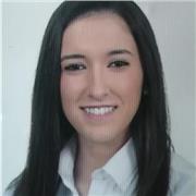 Profesora imparte clases de educación primaria